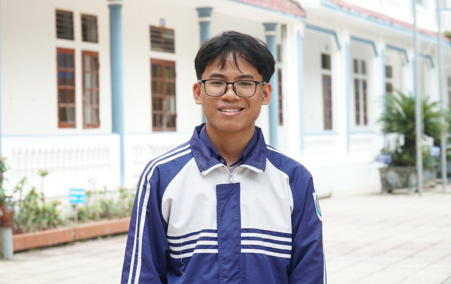 Em Hồ Đình Thắng (học sinh lớp 12A1, Trường THPT Quỳnh Lưu 3) giành giải Nhất - thủ khoa môn Toán, giải Nhì môn Vật lí tại kỳ thi học sinh giỏi tỉnh Nghệ An. hanh-trinh-vuot-kho-cua-cac-thu-khoa-xu-nghe-2.jpg