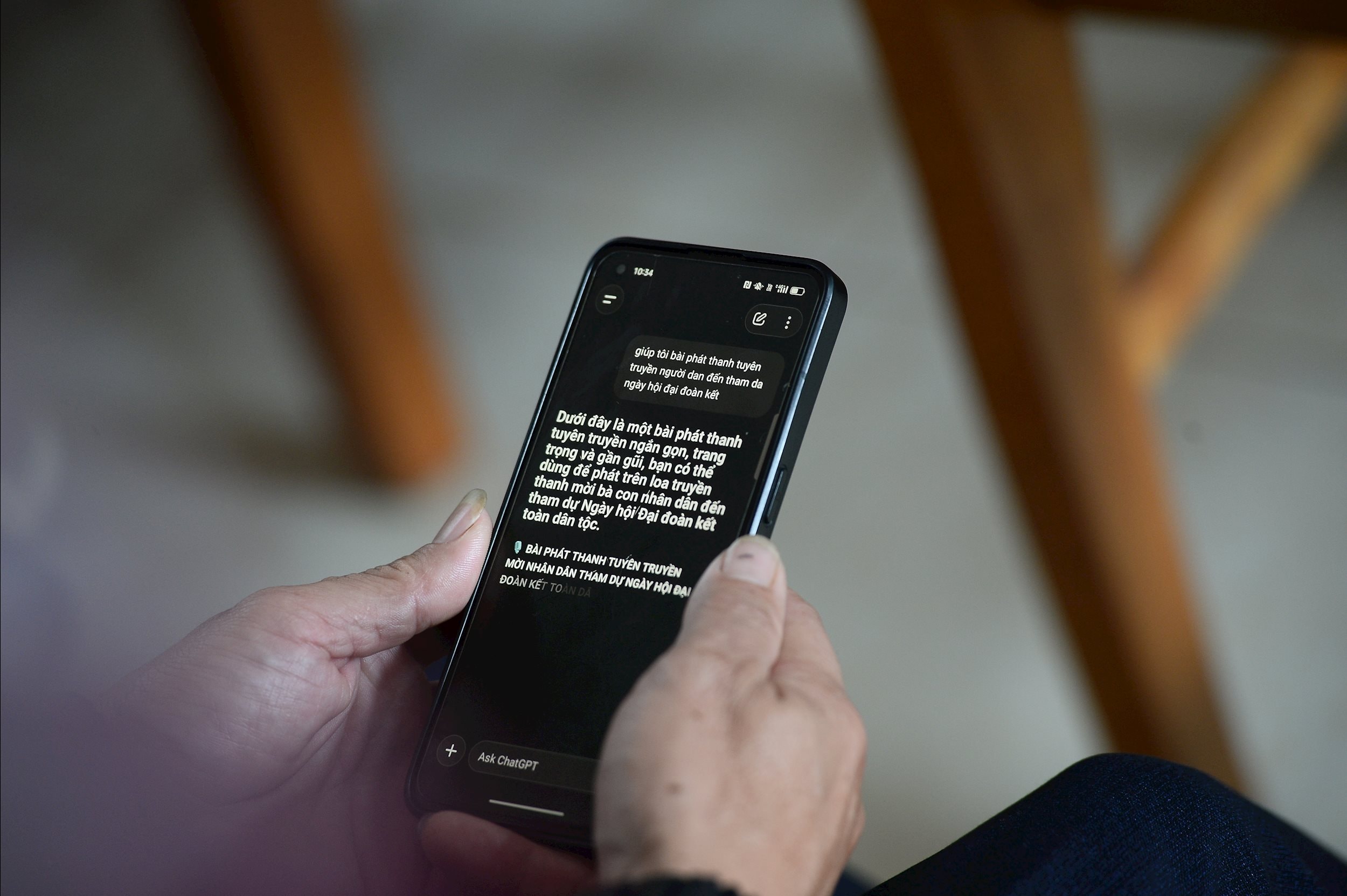 Ảnh 3: Bà con vùng cao giờ có thể sử dụng AI để tạo ra các văn bản phục vụ đời sống hằng ngày.