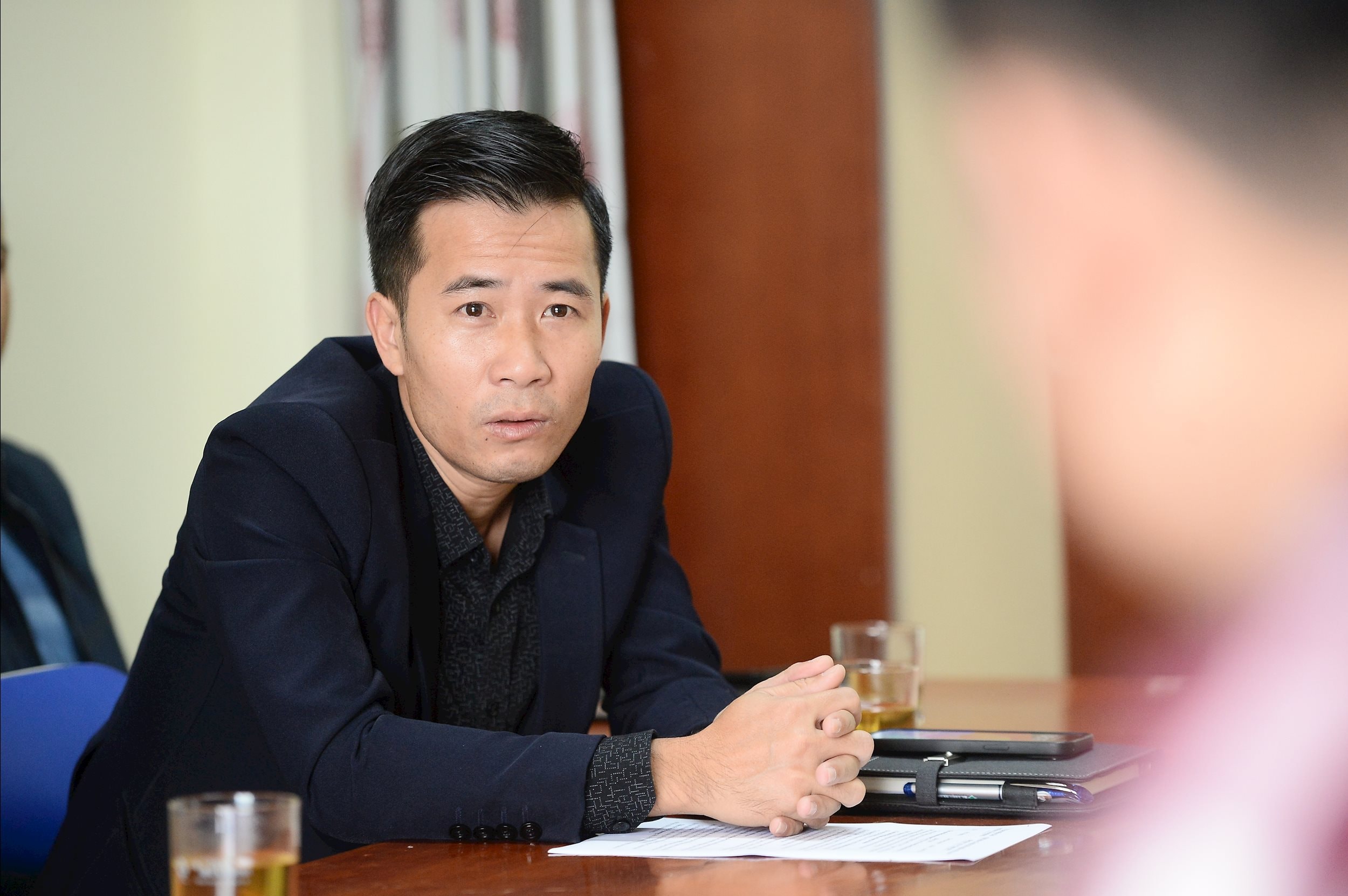 Ảnh 2: Phó Chủ tịch UBND phường Tân Phong nhấn mạnh khối lượng văn bản giấ của các cán bộ cấp xã giờ giảm 60%.