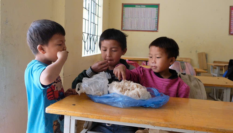 Ba anh em Sùng A Hành - nhân vật trong chùm phóng sự "Những chiến binh đạp núi đến trường". z7219623604221-f40dbbc20180e8f0a8bb21f94168c717.jpg