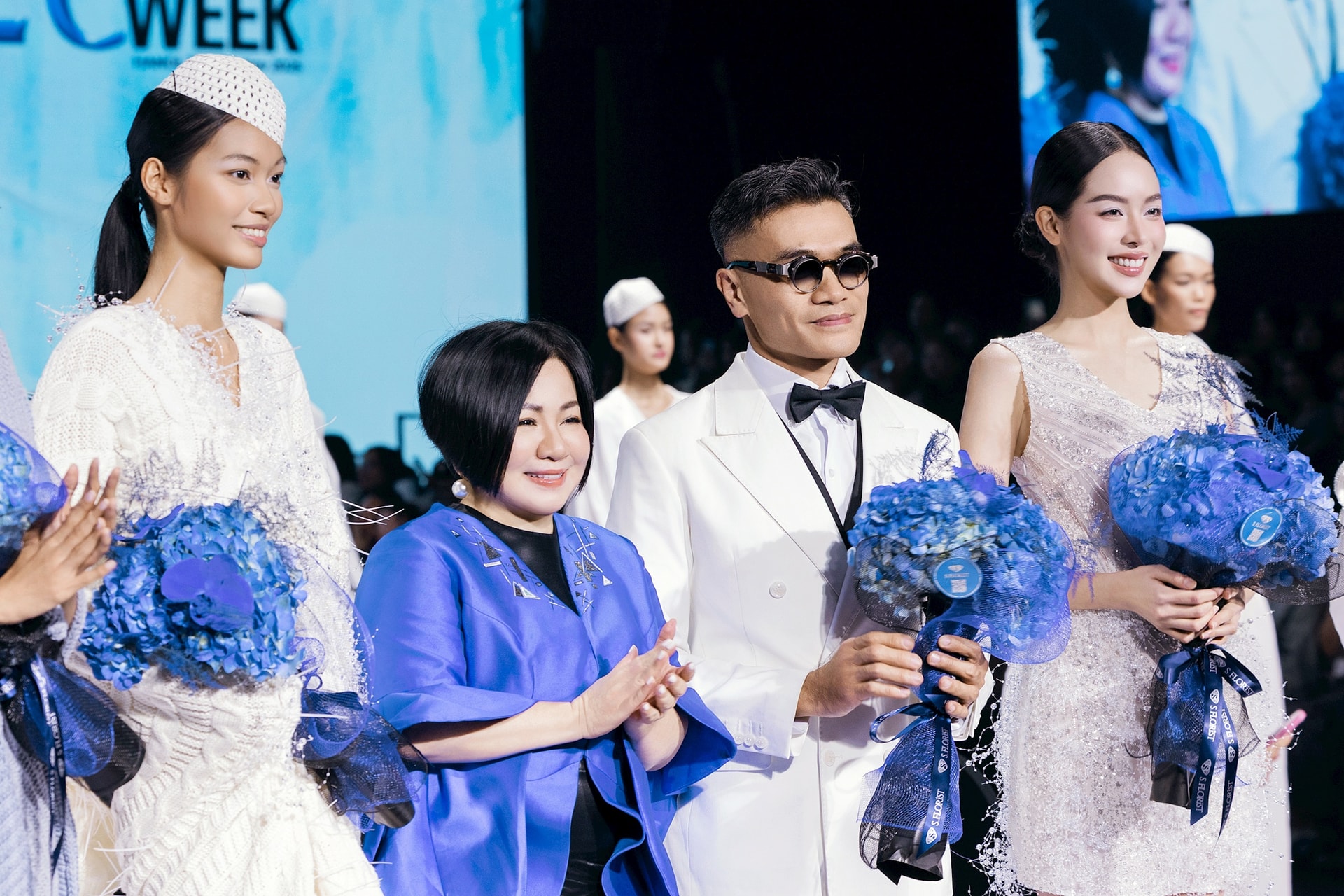 1.-madame-trang-le-chu-tich-sang-lap-vietnam-international-fashion-week-trao-hoa-cho-ntk-vu-viet-ha-hoa-hau-thanh-thuy-va-quan-quan-vntm-2025-lai-mai-hoa-trong-show-dien-mo-man.jpg