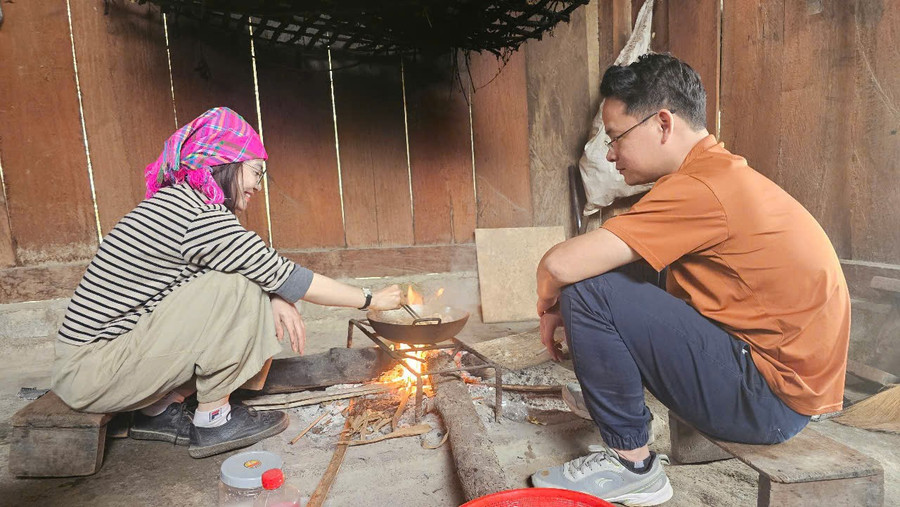 Trong quá trình thực hiện bài viết, tác giả đã cùng ăn, cùng ở và sinh hoạt với người dân bản Tà Cóm để thấu hiểu trọn vẹn đời sống của họ. z7219624314759-615db0f5fba16412f802334f729fc953.jpg