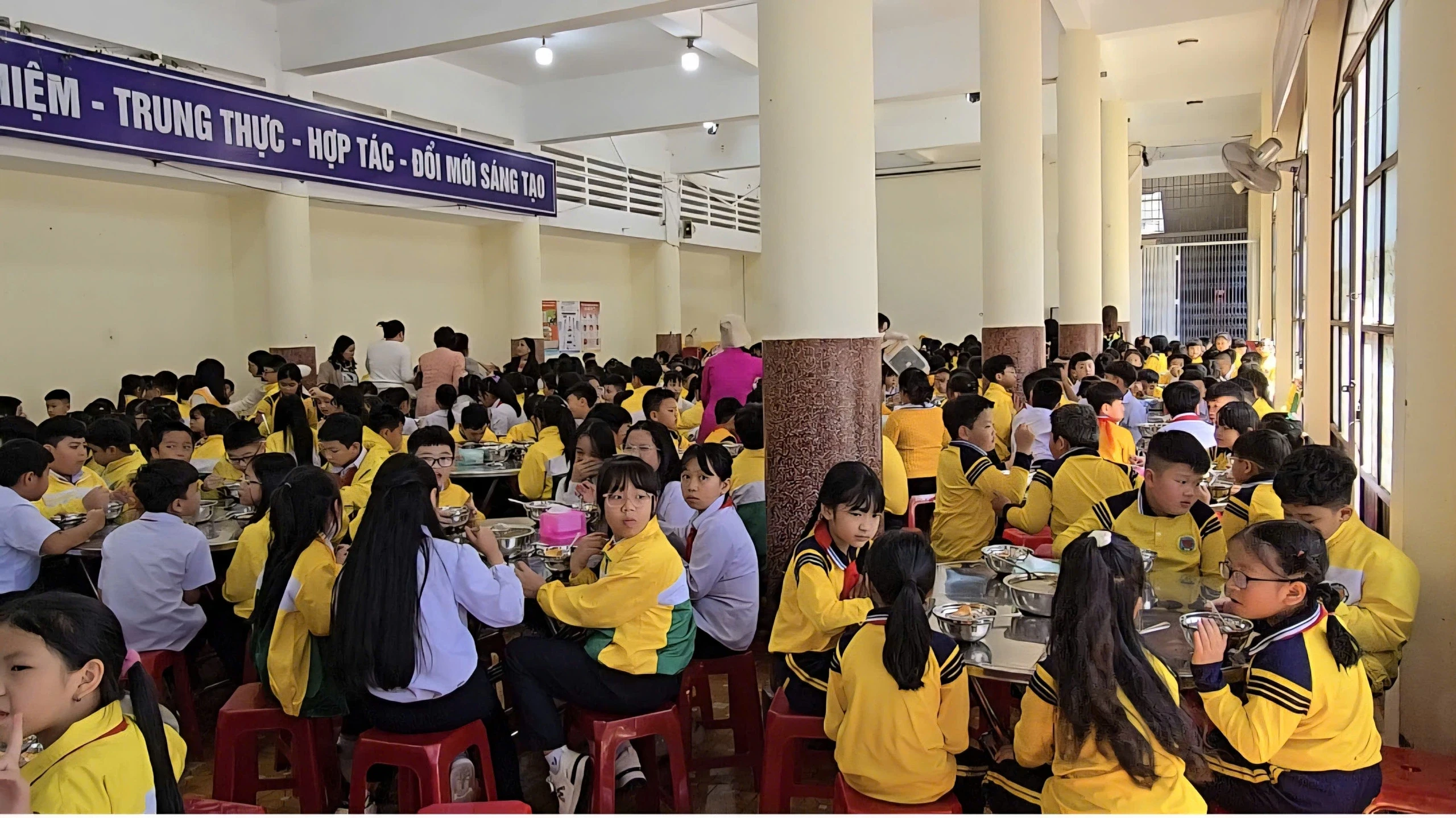 Trường tiểu học Trưng Vương thông báo về việc tạm ngưng tổ chức ăn bán trú tại trường từ ngày 22/9