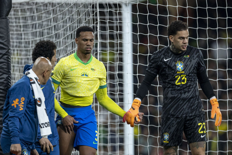 Gabriel dính chấn thương khi cùng tuyển Brazil đá giao hữu với Senegal cuối tuần qua. brazl.jpg
