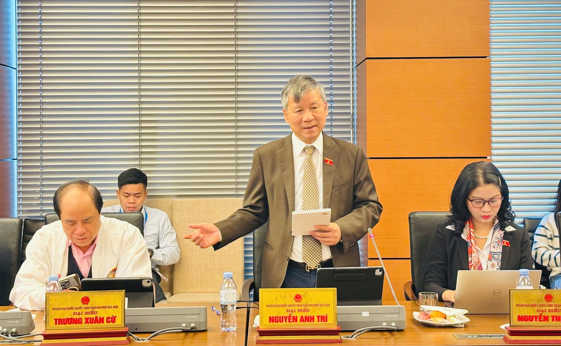 Đại biểu Nguyễn Anh Trí phát biểu. Ảnh: quochoi.vn