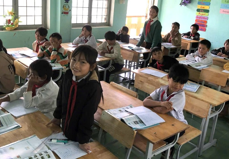 Học sinh tại xã biên giới của Quảng Ngãi trong giờ học tiếng Anh.