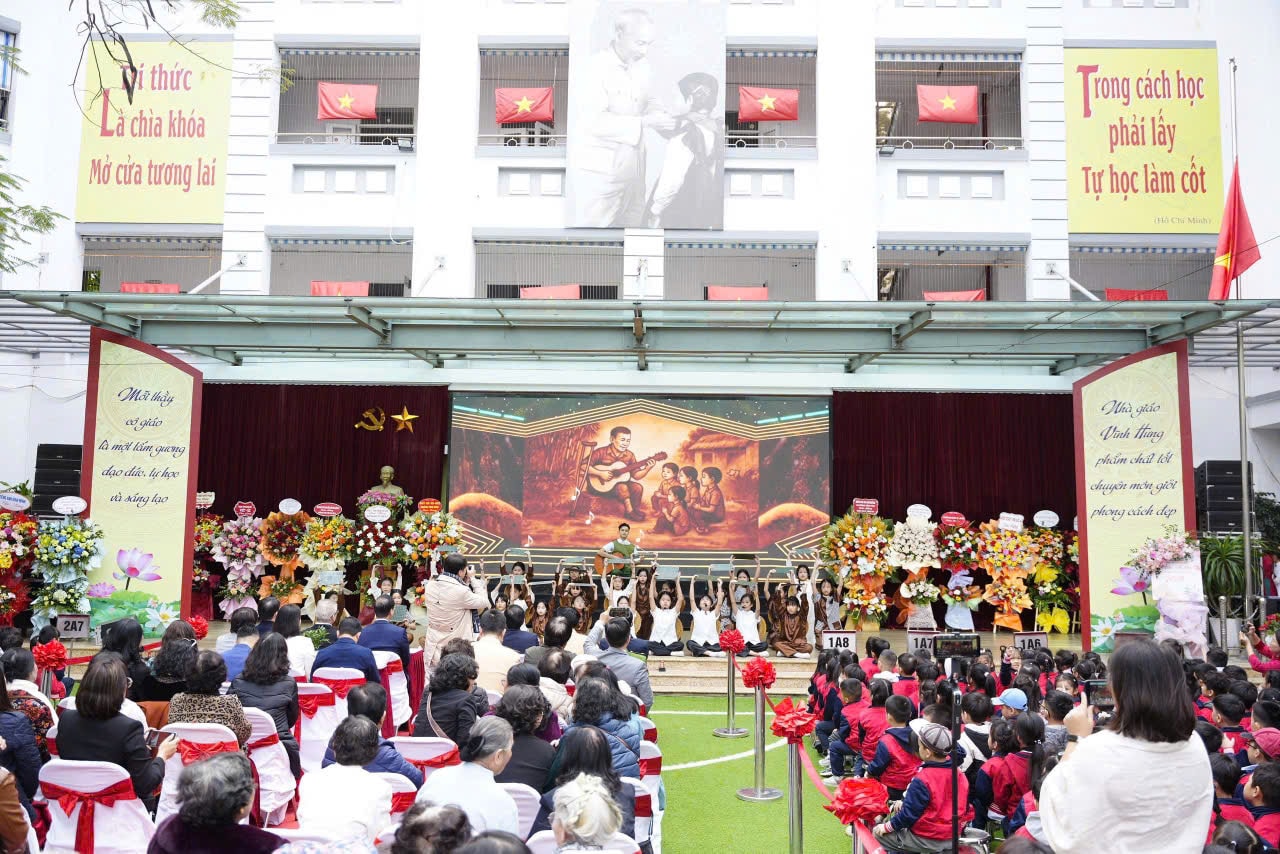 Thầy và trò Trường Tiểu học Vĩnh Tuy biểu diễn văn nghệ chào mừng kỷ niệm 43 năm Ngày Nhà giáo Việt Nam. Ảnh: Lê Nguyễn