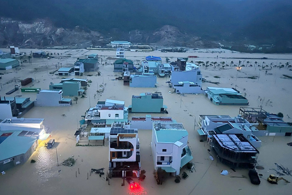 Phường Quy Nhơn Bắc ngập sâu trong nước lũ. Ảnh.Đình Tân