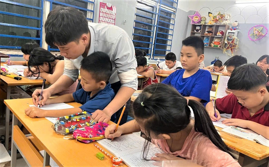 Suốt những năm qua, nhờ thầy Hải mà nhiều trẻ em nghèo biết đọc, viết. Ảnh: NVCC