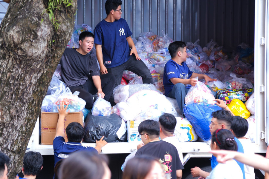 Sinh viên Trường Đại học Khoa học Tự nhiên (Đại học Quốc gia TPHCM) đóng góp, vận chuyển hàng hóa hỗ trợ đồng bào vùng lũ. Ảnh:HCMUS sat-canh-cung-mien-trung-1.jpg