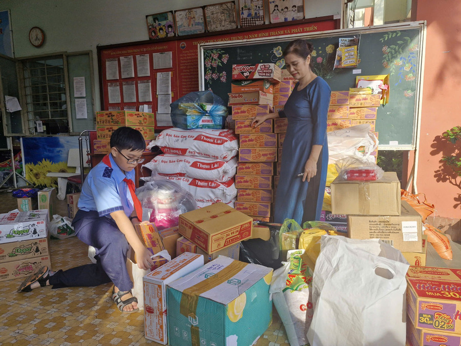 Học sinh Trường THCS Quang Trung, phường Gò Vấp, TPHCM cùng tham gia phân loại, vận chuyển hàng hóa. Ảnh: NTCC sat-canh-cung-mien-trung-3.jpg