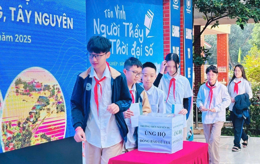 Thầy, trò Trường THCS Nguyễn Du (phường Đại Mỗ, Hà Nội) ủng hộ đồng bào các tỉnh miền Trung bị ảnh hưởng bởi mưa lũ. Ảnh: Lê Cường