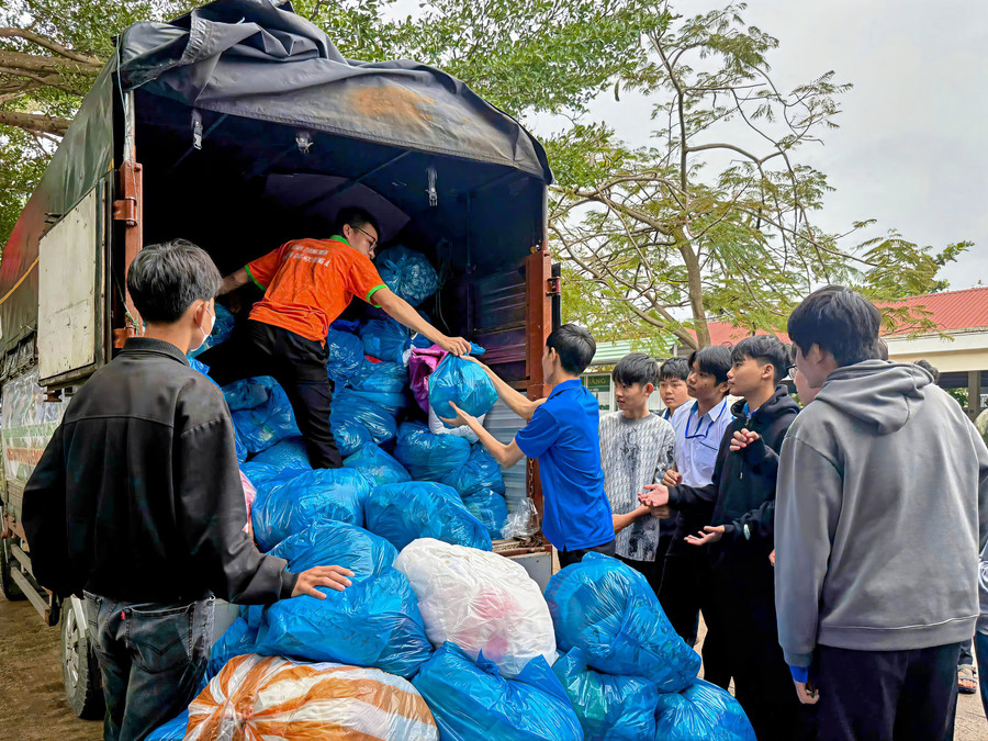 Đội sinh viên tình nguyện Trường Đại học Đông Á bốc hàng hóa gồm nhu yếu phẩm, áo quần, vở... hỗ trợ học sinh vùng trũng xã Tây Hòa và phường Đông Hòa, tỉnh Đắk Lắk. Ảnh: NTCC sat-canh-cung-mien-trung-7.jpg
