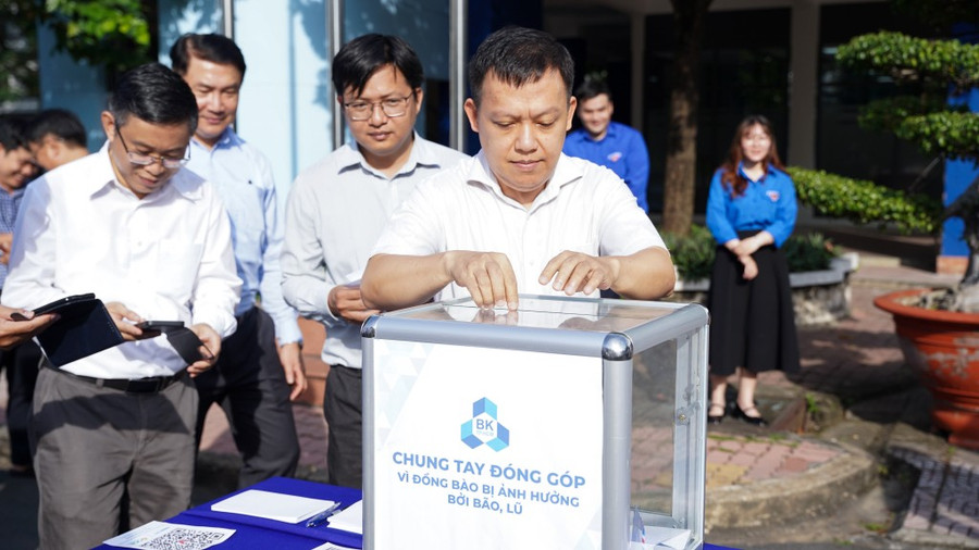 Cán bộ, giảng viên Trường Đại học Bách khoa (Đại học Quốc gia TPHCM) quyên góp, ủng hộ đồng bào vùng lũ, sáng 24/11. Ảnh: HCMUT sat-canh-cung-mien-trung-2.jpg