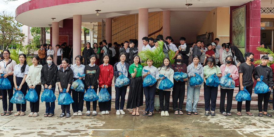 Chuyến hàng đầu tiên của Trường Đại học Đông Á đến với học sinh vùng trũng xã Tây Hòa và phường Đông Hòa, tỉnh Đắk Lắk. Ảnh: NTCC sat-canh-cung-mien-trung-5.jpg
