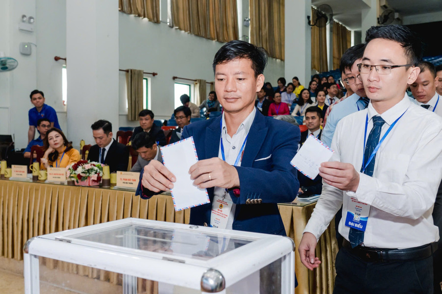 Trường Đại học Sư phạm - Đại học Đà Nẵng phát động Tuần lễ quyên góp sách vở, đồ dùng học tập gửi về học sinh vùng lũ. sat-canh-cung-mien-trung-6.jpg