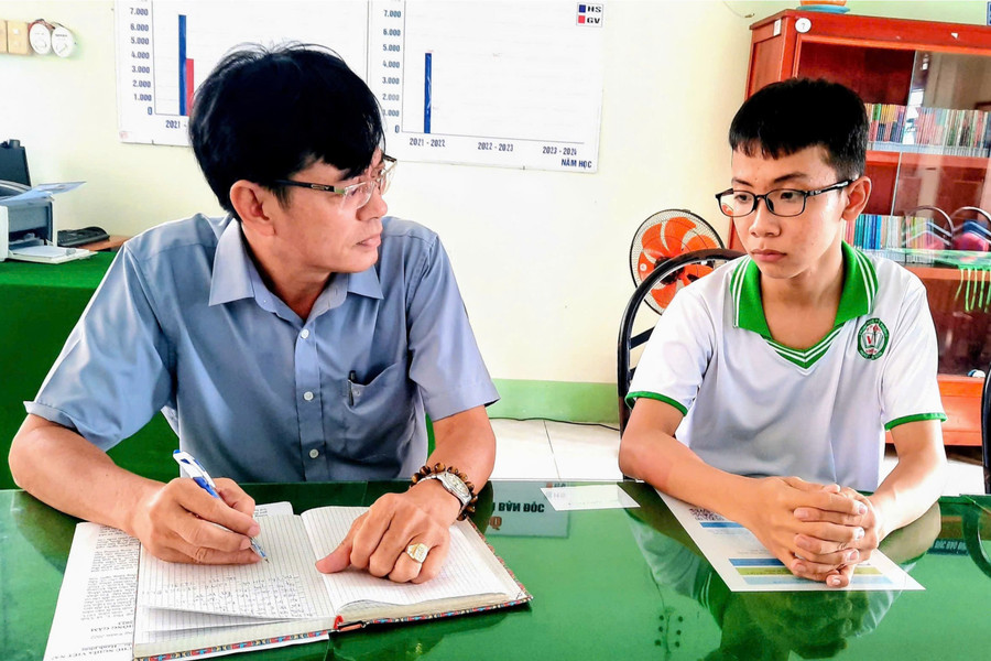 Thầy Trương Kỉnh Nhơn phỏng vấn viết bài về học sinh mồ côi vượt khó học giỏi nhờ sự hỗ trợ của bạn đọc Báo GD&TĐ. Ảnh: NVCC