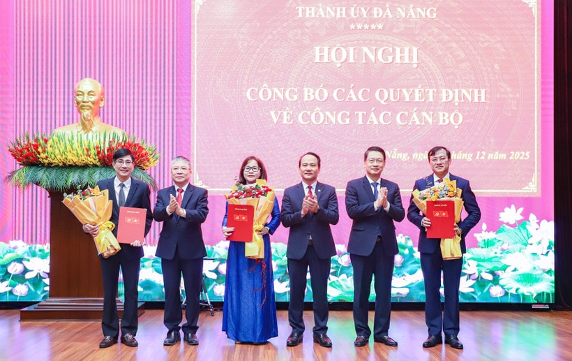 Phó Bí thư Thường trực Thành ủy Nguyễn Đình Vĩnh (thứ 3, bên phải sang) và các đồng chí Thường trực Thành ủy tặng hoa chúc mừng các cán bộ. (Nguồn: Trang thông tin điện tử Thành ủy Đà Nẵng)