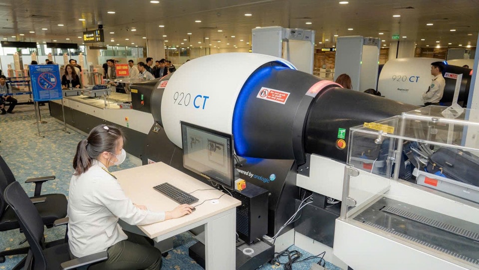 Điểm nhấn công nghệ nằm ở hệ thống kiểm soát an ninh thông minh với 6 máy soi chiếu 3D thế hệ mới tích hợp công nghệ tự động trả khay và hình ảnh 3D đa chiều, cho phép soi chiếu chính xác mà không cần tháo dỡ laptop hay chất lỏng. (Ảnh: PV/Vietnam+)