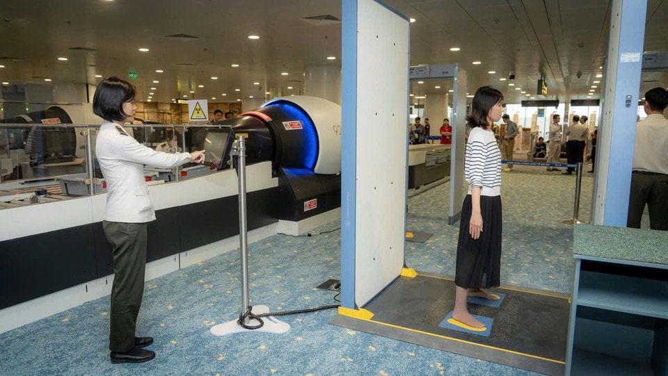 Thiết bị quét nhanh trong vài giây, phát hiện chính xác vật thể kim loại/phi kim loại và đảm bảo quyền riêng tư tối đa thông qua hình ảnh hiển thị dạng Avatar trung tính. (Ảnh: PV/Vietnam+)