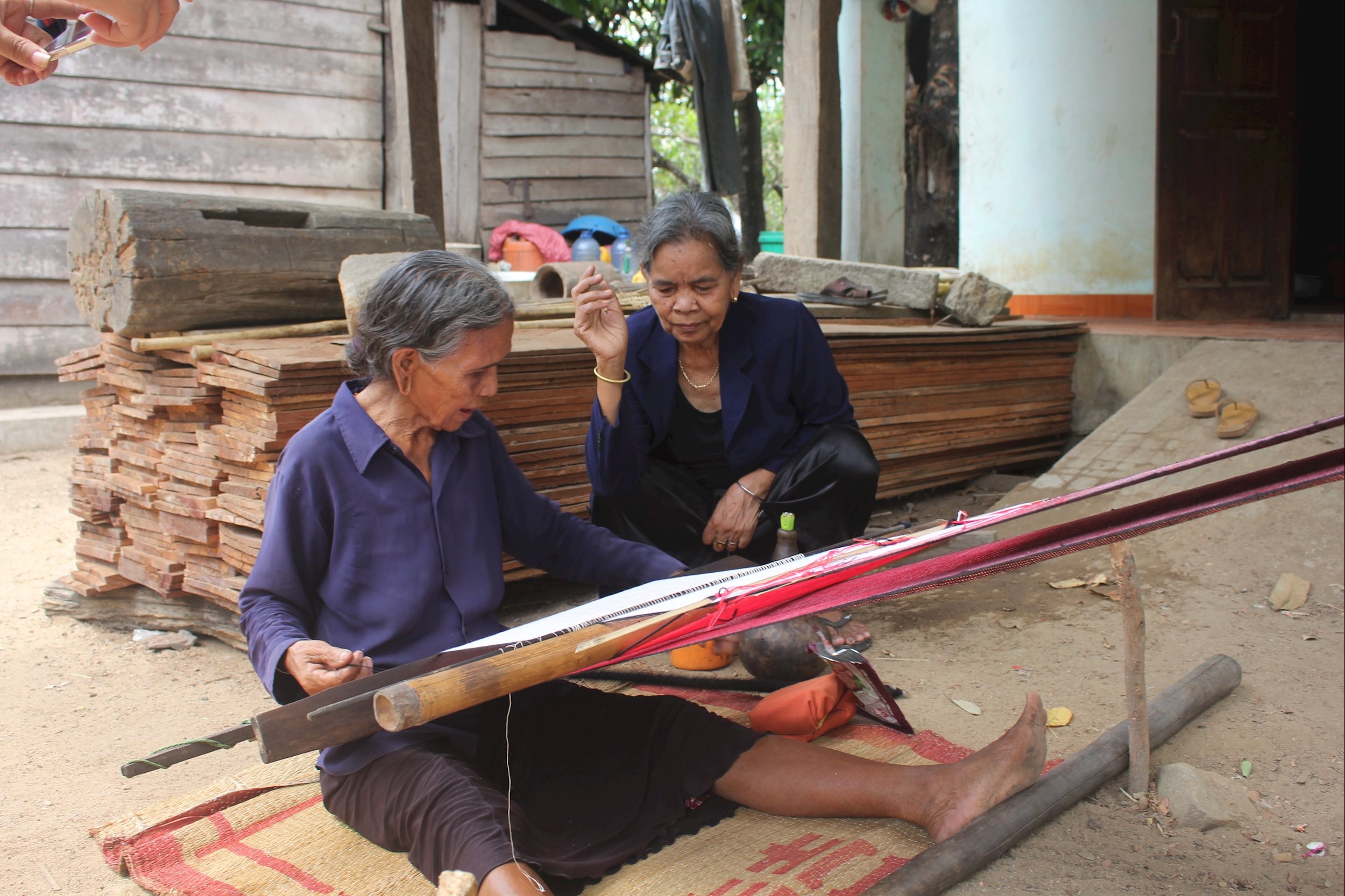 ảnh 3 Già luôn tận tình hướng dẫn người dân thoát nghèo