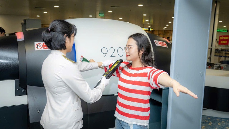 Nếu phát hiện nghi ngờ, nhân viên an ninh hàng không sẽ sử dụng thêm thiết bị cầm tay để quét kim loại hoặc vật thể lạ khả nghi tại khu vực soi chiếu. (Ảnh: PV/Vietnam+)