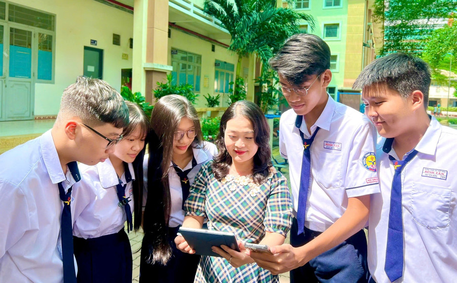 Bà Nguyễn Thị Kim Huệ, Hiệu trưởng Trường THPT Bình Tân (TPHCM), trao đổi thông tin với học sinh. Ảnh: Minh Anh