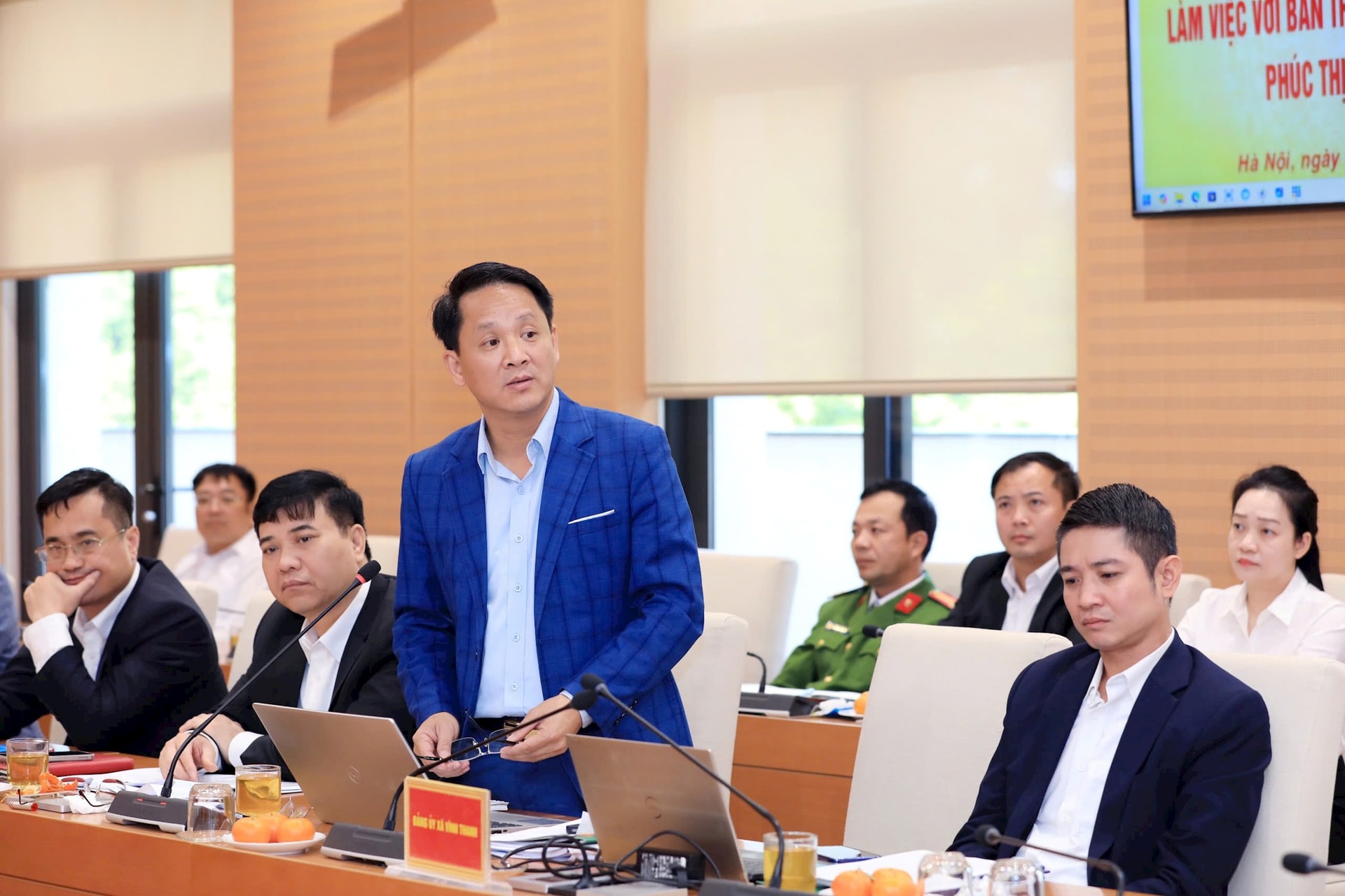 Phó Bí thư Đảng ủy, Chủ tịch UBND xã Vĩnh Thanh Nguyễn Quang Đặng báo cáo với đoàn giám sát. Ảnh: LH