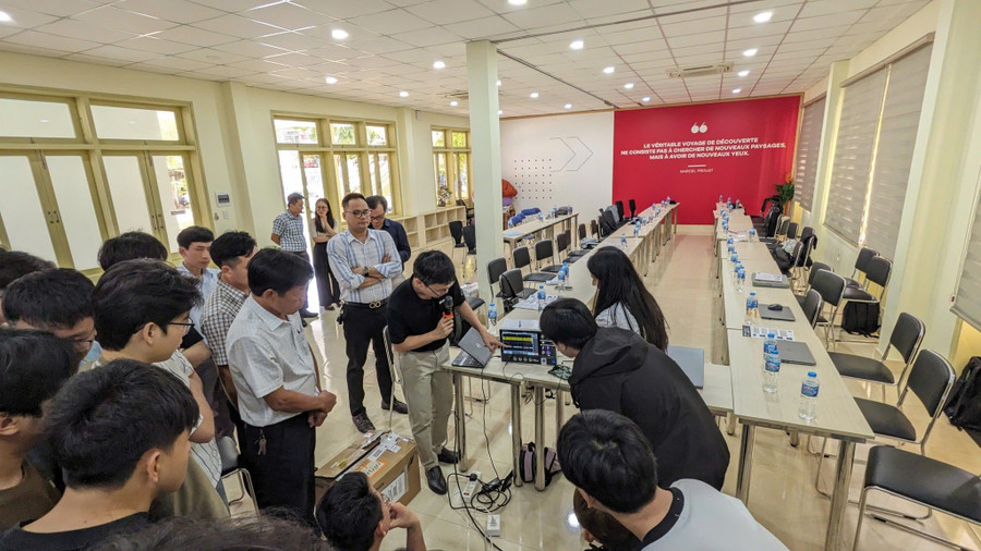 Tập đoàn Tektronix cùng Trường Đại học Sư phạm Kỹ thuật - Đại học Đà Nẵng tổ chức hội thảo giới thiệu các giải pháp đo kiểm phục vụ đào tạo vi mạch, bán dẫn. vi-mach.jpg