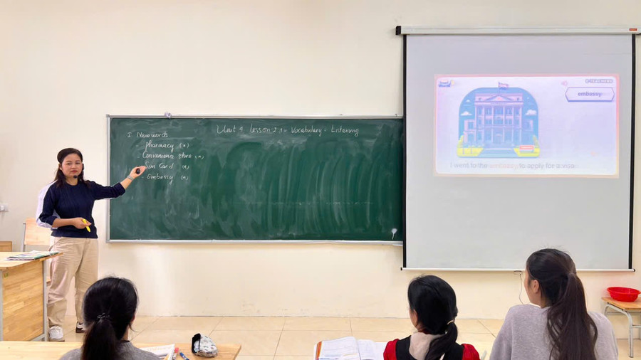 Một giờ học Tiếng Anh của cô Bạch Thị Hồng Kiên trên lớp. kien-6.jpg