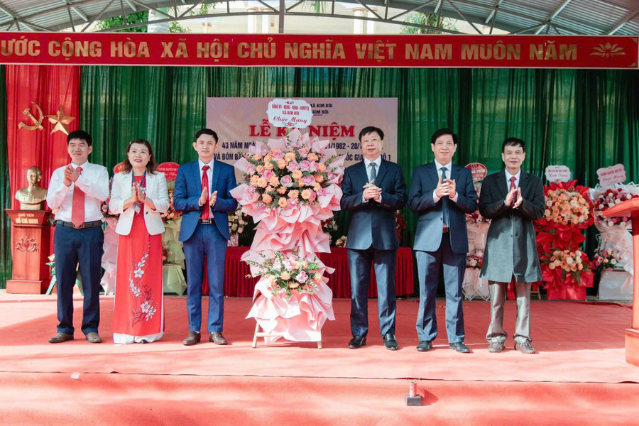Trường Tiểu học và THCS Kim Bôi vừa đón Bằng công nhận trường đạt chuẩn quốc gia mức độ 1 nhân dịp 43 năm Ngày Nhà giáo Việt Nam. kien-9.jpg