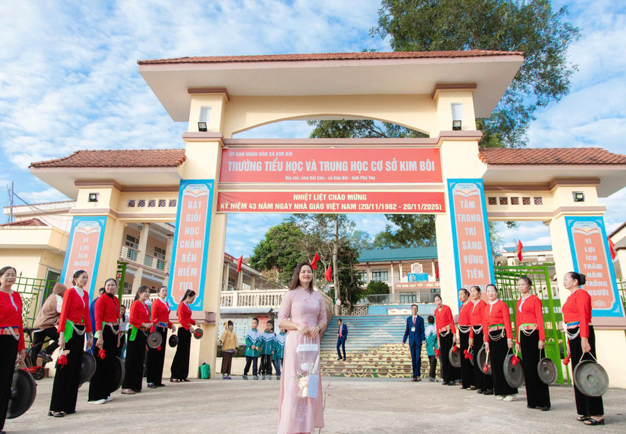 Cô Bạch Thị Hồng Kiên về công tác tại trường từ năm 2006 đến nay. kien-4.jpg