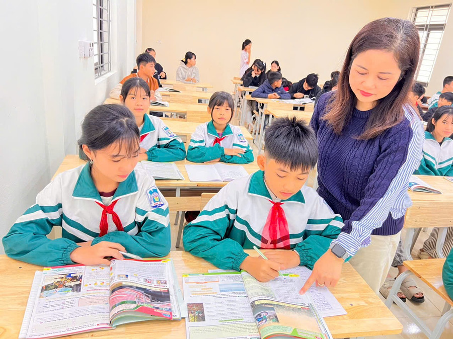 Cô Kiên tận tâm hướng dẫn học sinh trong giờ học Tiếng Anh trên lớp. kien-3.jpg