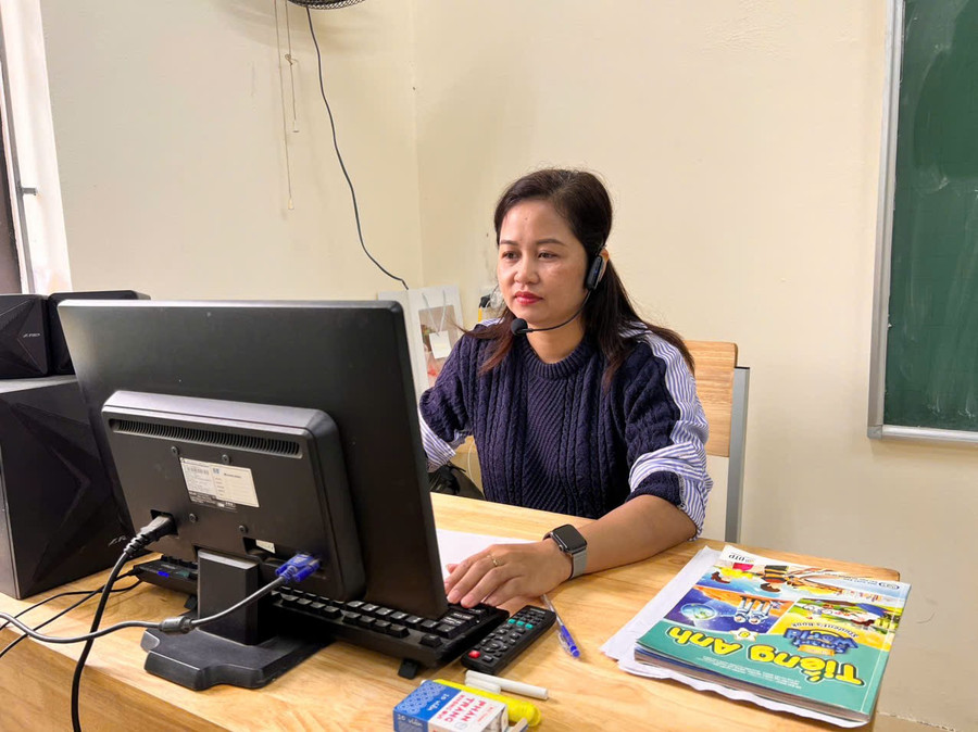 Cô Kiên luôn tận dụng linh hoạt lợi thế của công nghệ vào giảng dạy. kien-5.jpg