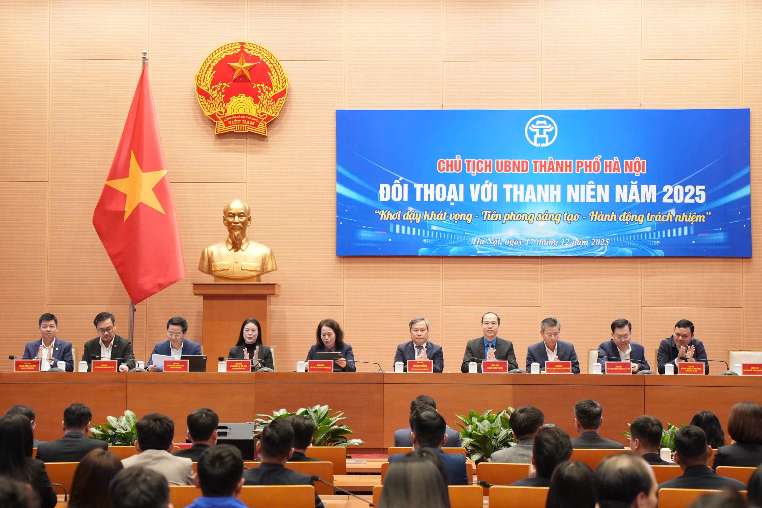 Đồng chí Vũ Đại Thắng - Uỷ viên BCH Trung ương Đảng, Phó Bí thư Thành uỷ, Chủ tịch UBND TP Hà Nội cùng lãnh đạo các Sở, ngành đối thoại với thanh niên. Ảnh: Phạm Mạnh