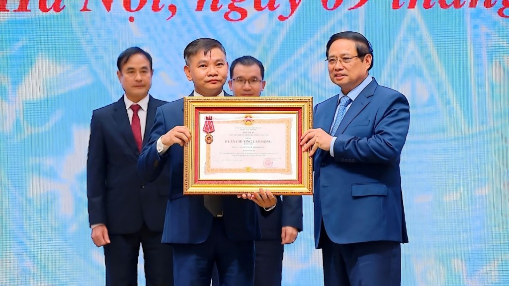 Ngày 9/10/2025, ông Lê Xuân Thắng - Tổng giám đốc Công ty Dược Hà Tây - thay mặt ban lãnh đạo công ty đón nhận Huân chương Lao động hạng Ba do Thủ tướng Phạm Minh Chính trao tặng