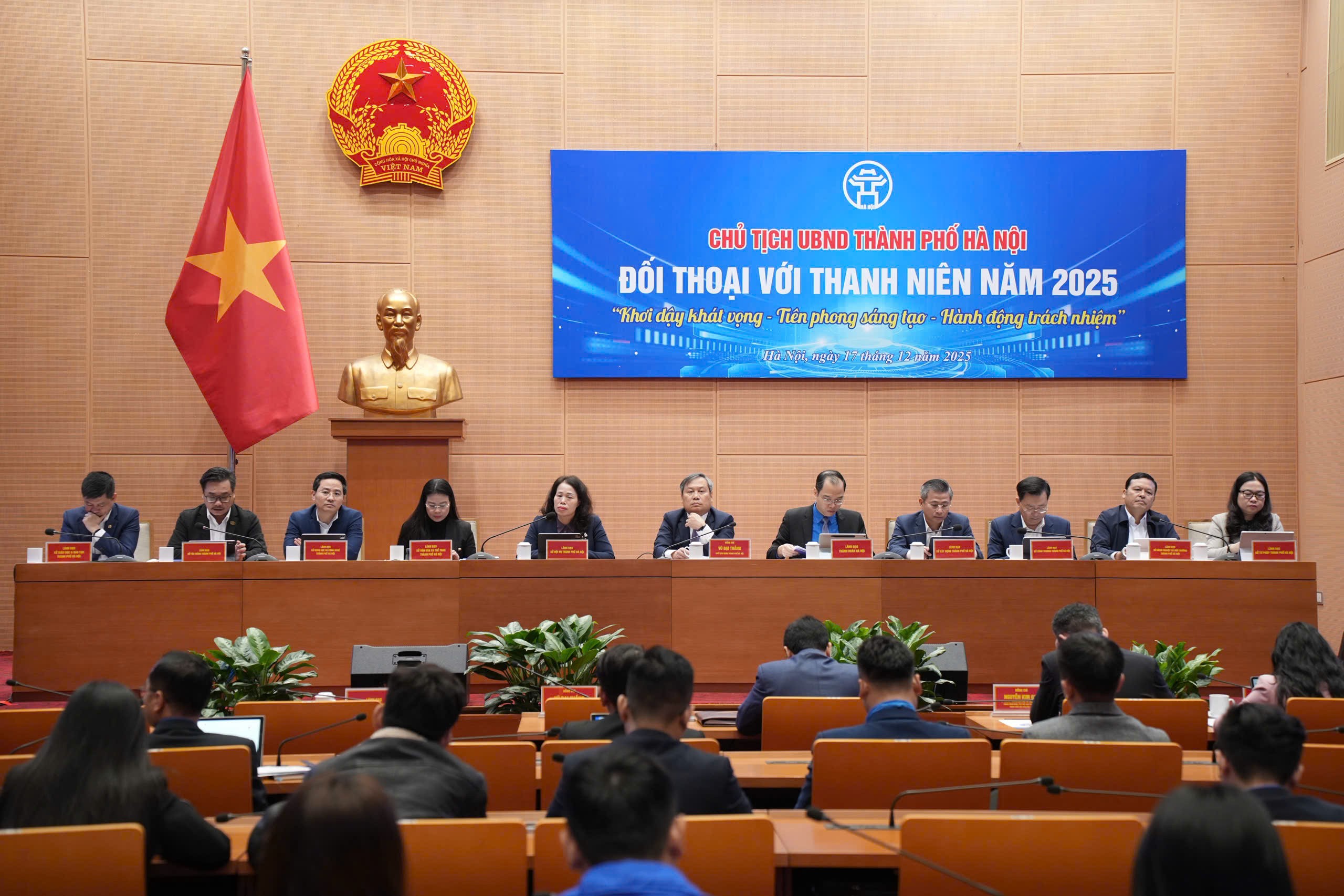 Chủ tịch UBND thành phố Hà Nội Vũ Đại Thắng cùng lãnh đạo các Sở, ngành của thành phố tại chương trình đối thoại với thanh niên Thủ đô năm 2025