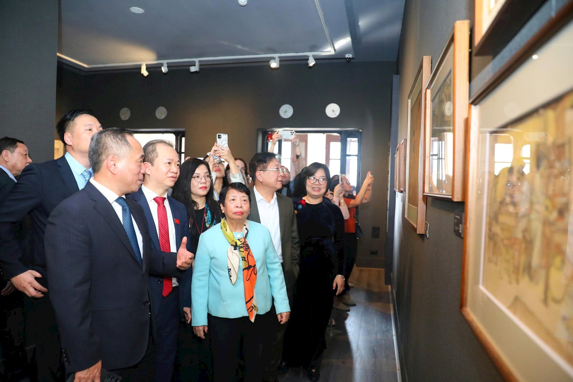 Các đại biểu tham quan trưng bày. Ảnh: VNFAM