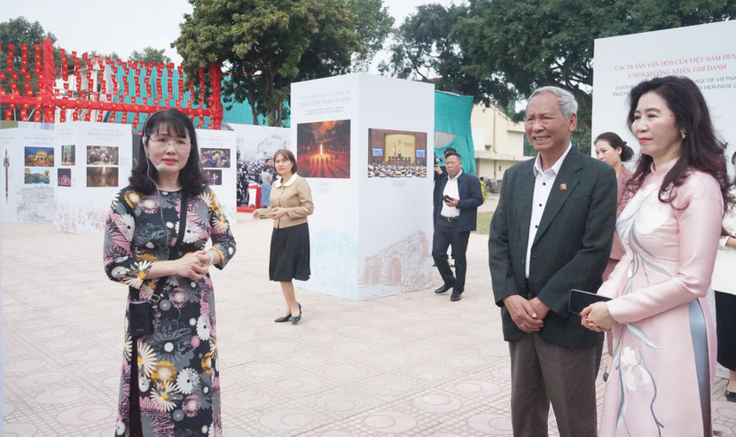 Các đại biểu tham quan trưng bày. ds-5.jpg