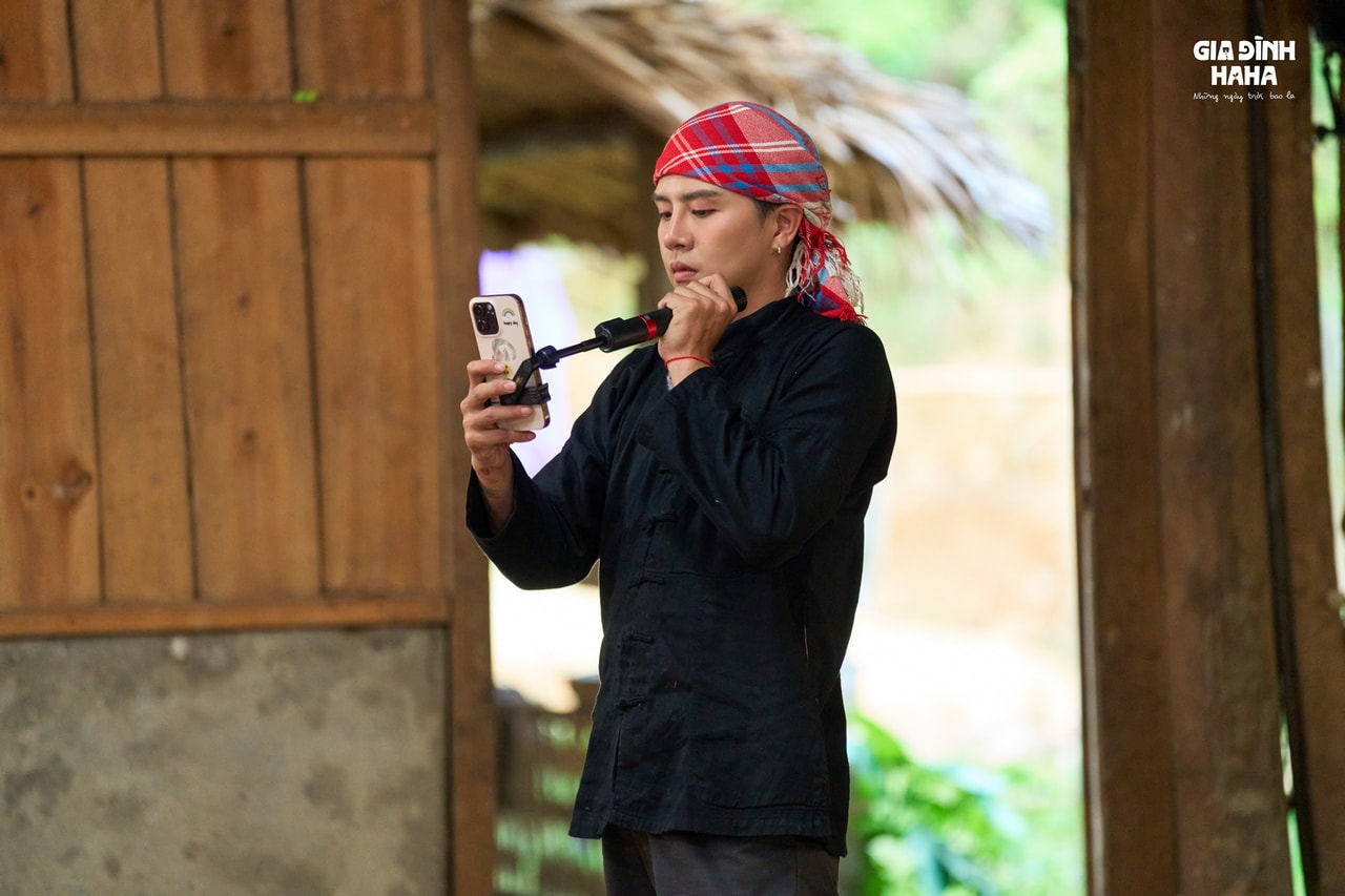 Diễn viên Duy Khánh trong chương trình Gia đình Haha