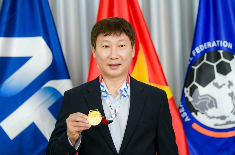 HLV Kim Sang Sik chính thức được trao huy chương vàng