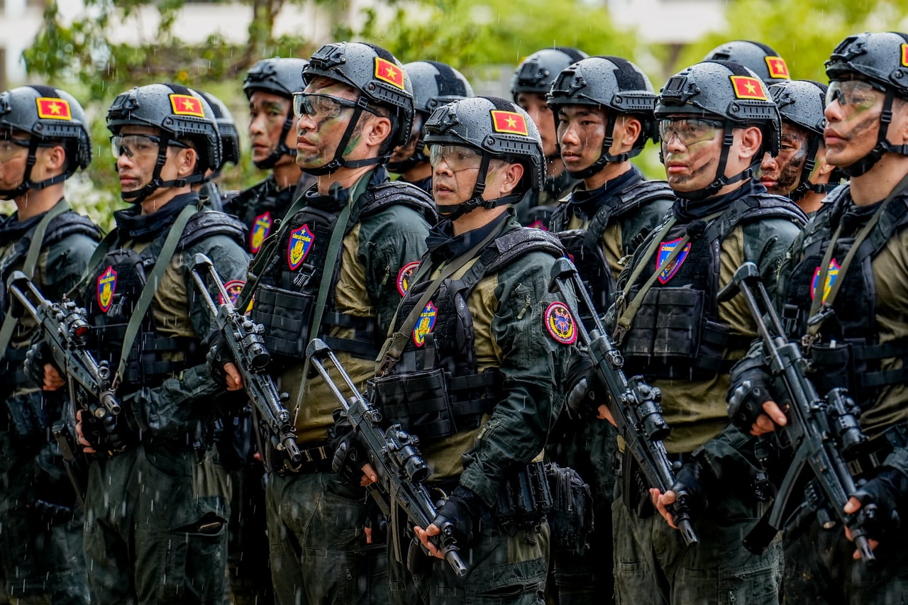 Nghệ sĩ tham gia huấn luyện thực chiến khốc liệt