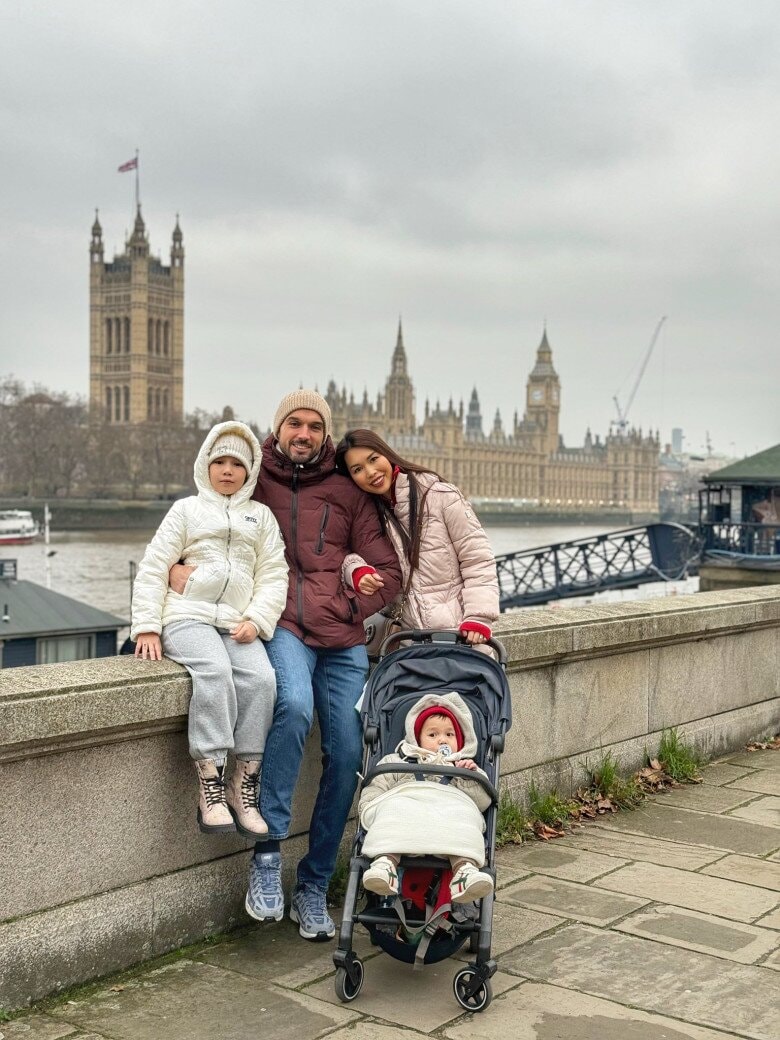 Vợ chồng nữ siêu mẫu đưa các con vi vu ở nhiều địa điểm nổi tiếng.