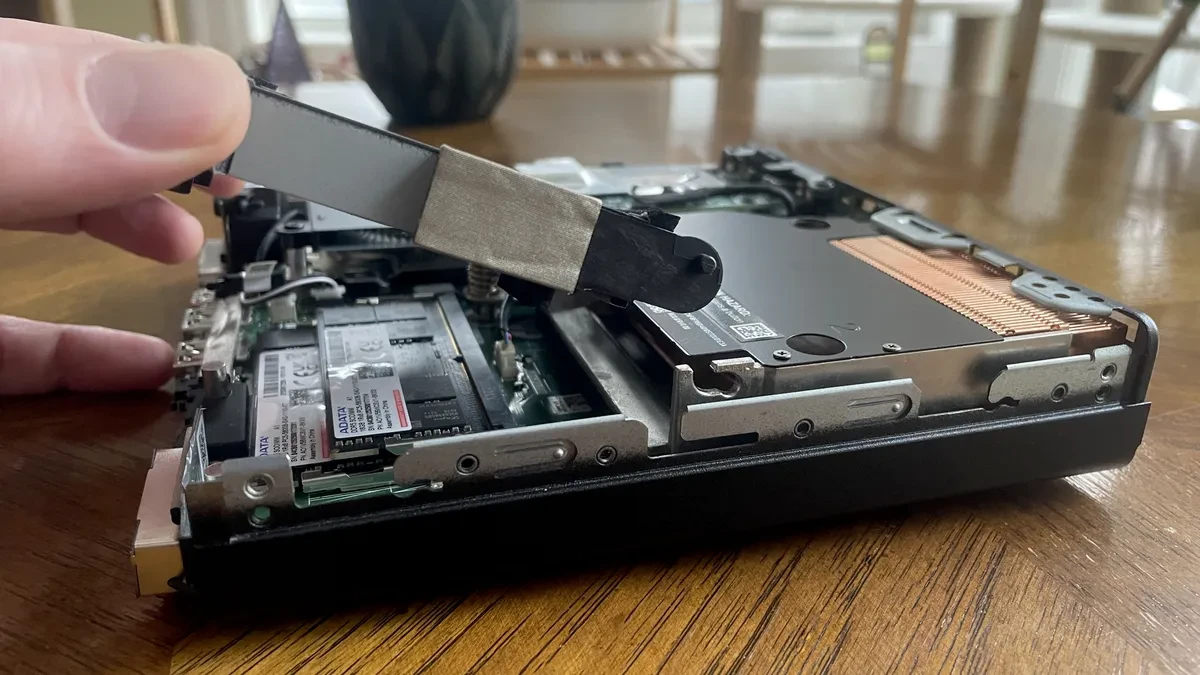 Các khe cắm RAM SODIMM bên dưới quạt