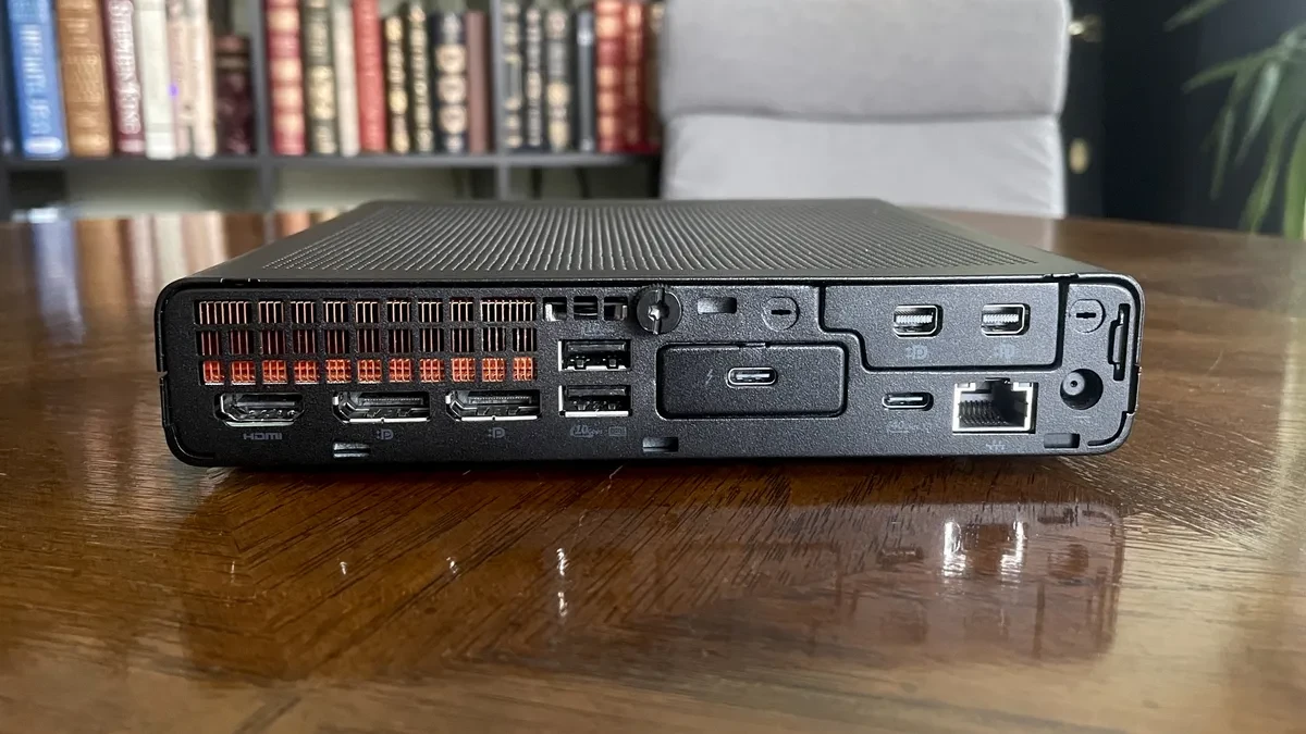 Hệ thống cổng kết nối đa dạng phía sau HP EliteDesk 8 Mini G1a