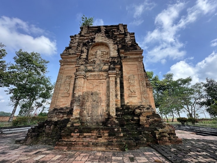 Toàn cảnh tháp cổ Chót Mạt tại huyện Tân Biên, tỉnh Tây Ninh nhìn từ xa giữa cánh đồng.