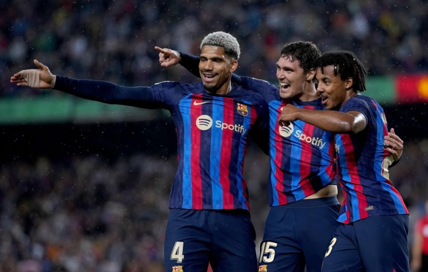 Hansi Flick đang đau đầu với bài toán nhân sự hàng thủ