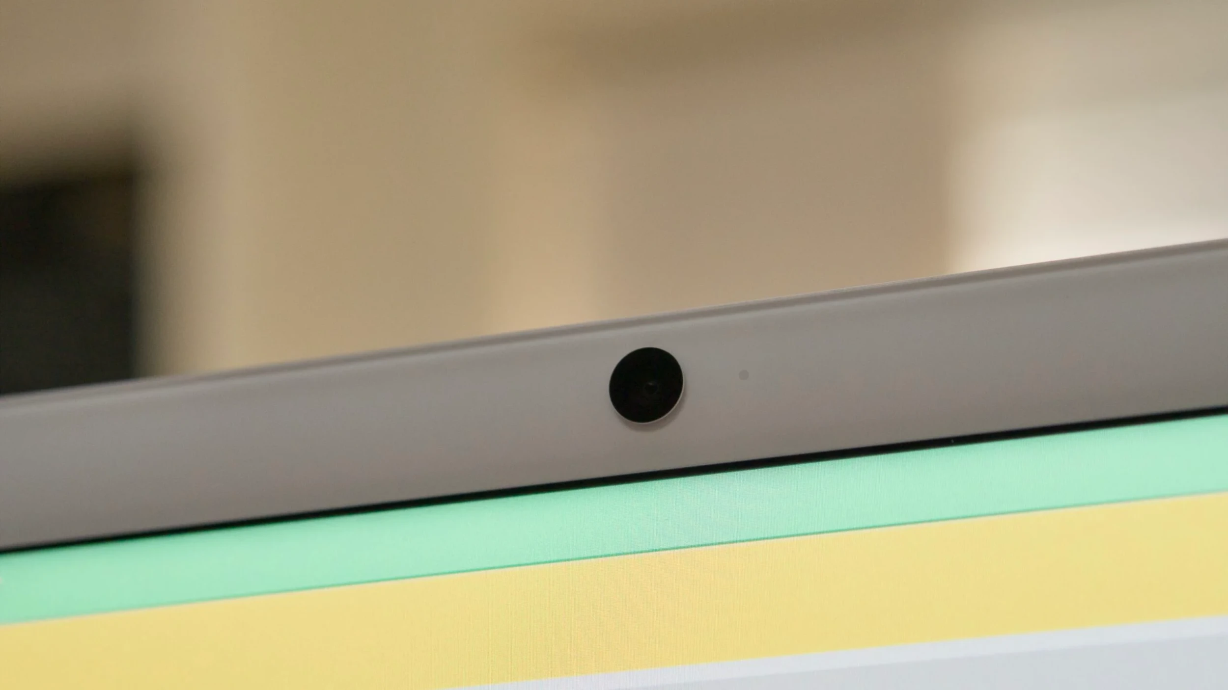 Camera 12MP hỗ trợ Center Stage và tính năng Desk View tiện lợi