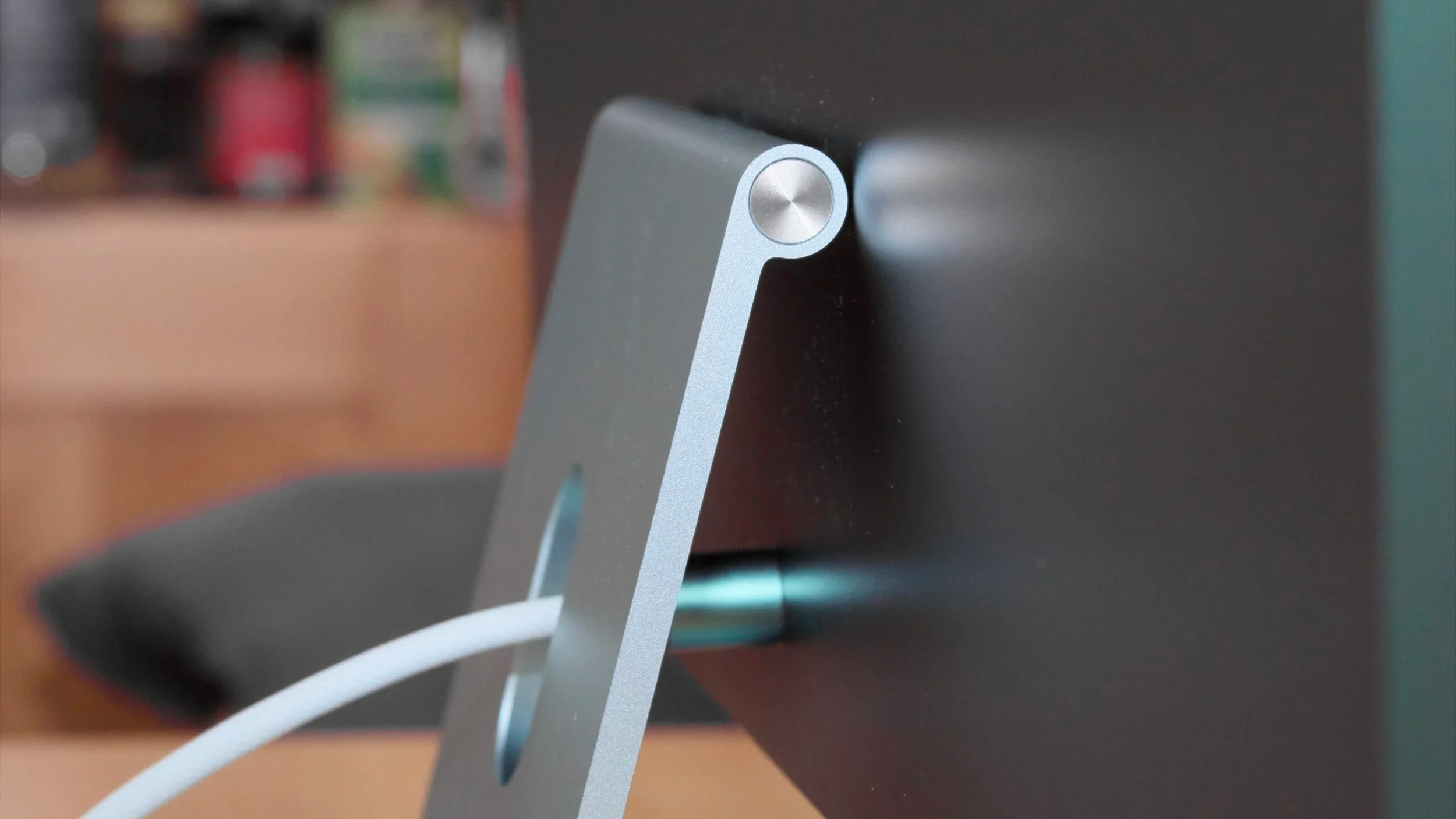 Góc nghiêng của iMac M4 cho thấy độ mỏng ấn tượng của thân máy