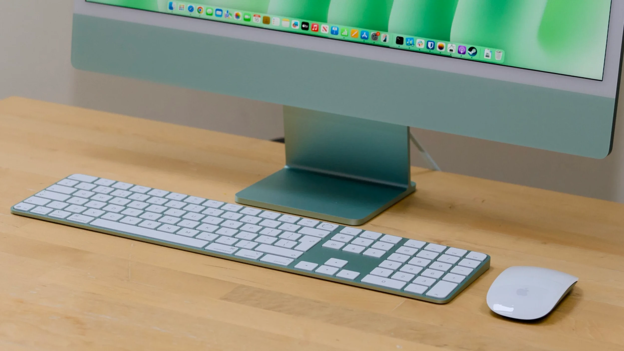 Bàn phím Magic Keyboard với Touch ID và chuột Magic Mouse đi kèm theo tông màu máy